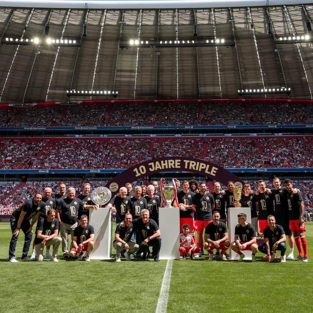 マリオ・マンジュキッチのインスタグラム：「It was a pleasure to put on @fcbayern shirt once again, and to see so many friends and Bayern legends at one place 🔴⚪️It’s a mark of a great club when it knows how to respect and commemorate historic achievements, such as our 2012/13 season 🏆🏆🏆 Proud to be a part of that team 💪🏼 Thanks to the fans for the support and good luck in a new season!」