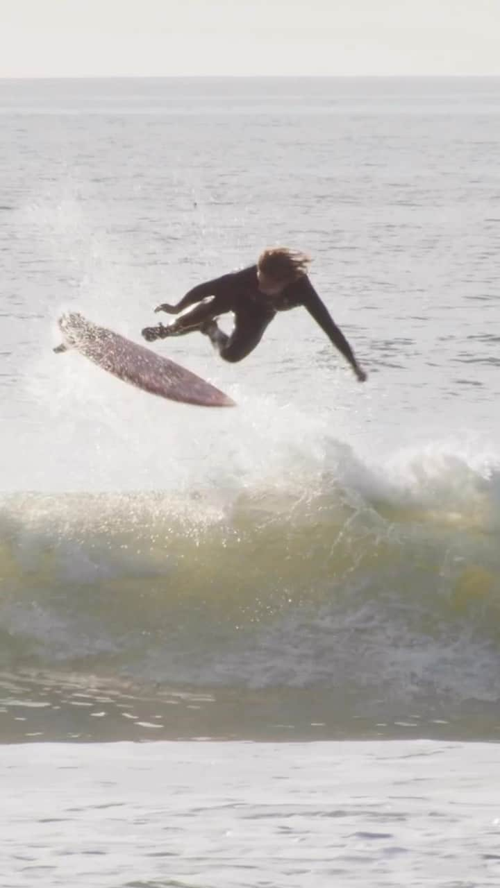 surflineのインスタグラム：「Somewhere, a Lord of Dogtown smiles… @dylanhord’s surf skate style as seen in his new edit with @metal_neck」