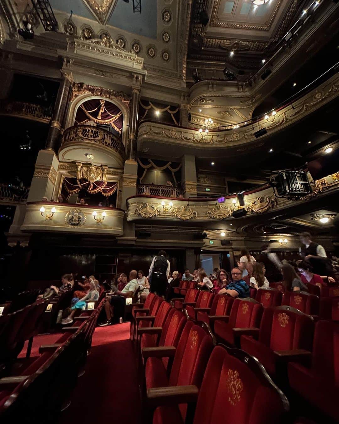 寺川里奈さんのインスタグラム写真 - (寺川里奈Instagram)「ミュージカル「アナと雪の女王」を観劇❄️  ロンドンで一番歴史が深い劇場、 Theatre Royal Drury Lane。 ずっと来たかったんだここに。  そしてそんな素敵な劇場で働いてる役者仲間の @_hika.mo_  働いてる姿、かっこよかったなあー。 I really look up to her.   #theatreroyaldrurylane  #theatreroyal  #musical #frozen #london」7月24日 3時01分 - rina_terakawa