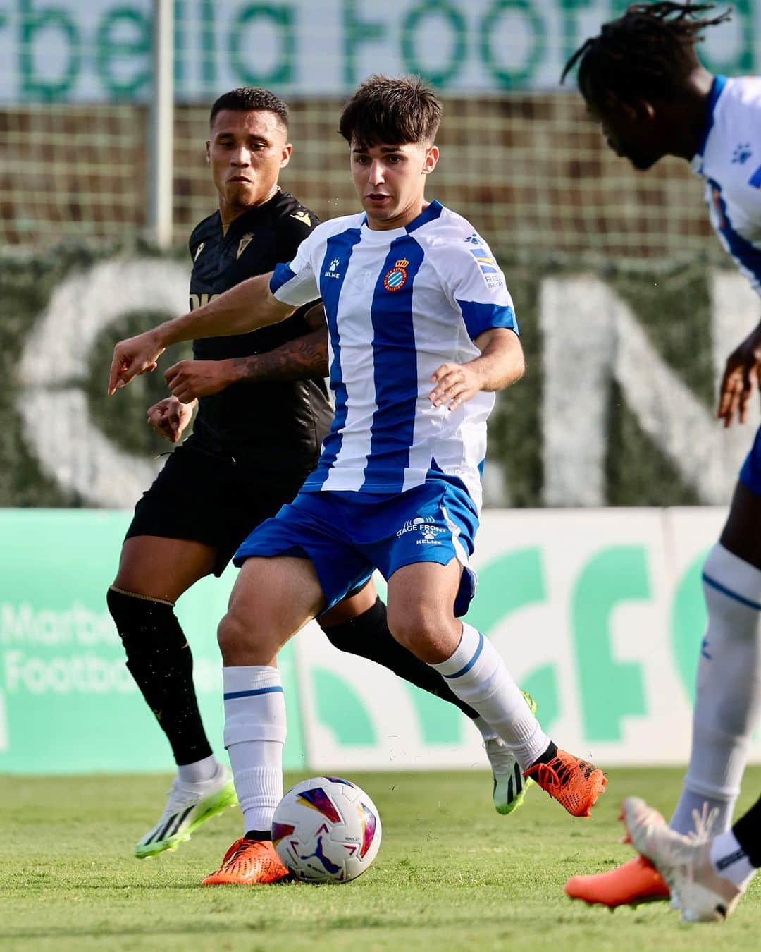 RCDエスパニョールのインスタグラム：「𝐐𝐮𝐢𝐧 𝐨𝐫𝐠𝐮𝐥𝐥 𝐝𝐞 @rcdefutbolbase! 👏  Debut de @joanpuig4 i @jhernandez10_ amb el primer equip 😍  🤍 𝐋𝐀 𝟐𝟏 💙  #RCDE #planterRCDE」