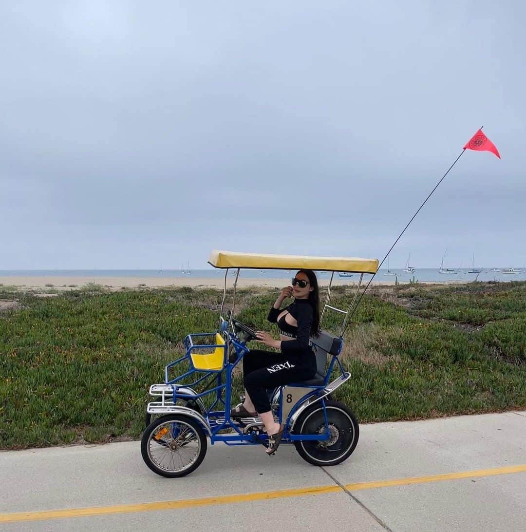 ブレア・ウィリアムズのインスタグラム：「Want a ride?」