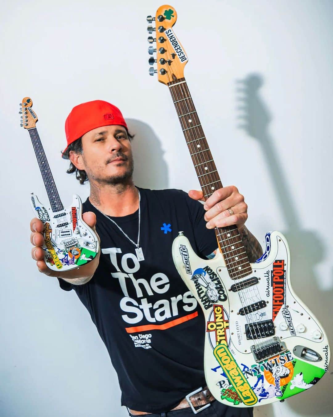 トム・デロングのインスタグラム：「For your pleasure: The miniature replica of the Tom DeLonge @blink182 guitar is available at Www.ToTheStars.Media @tothestars.media」
