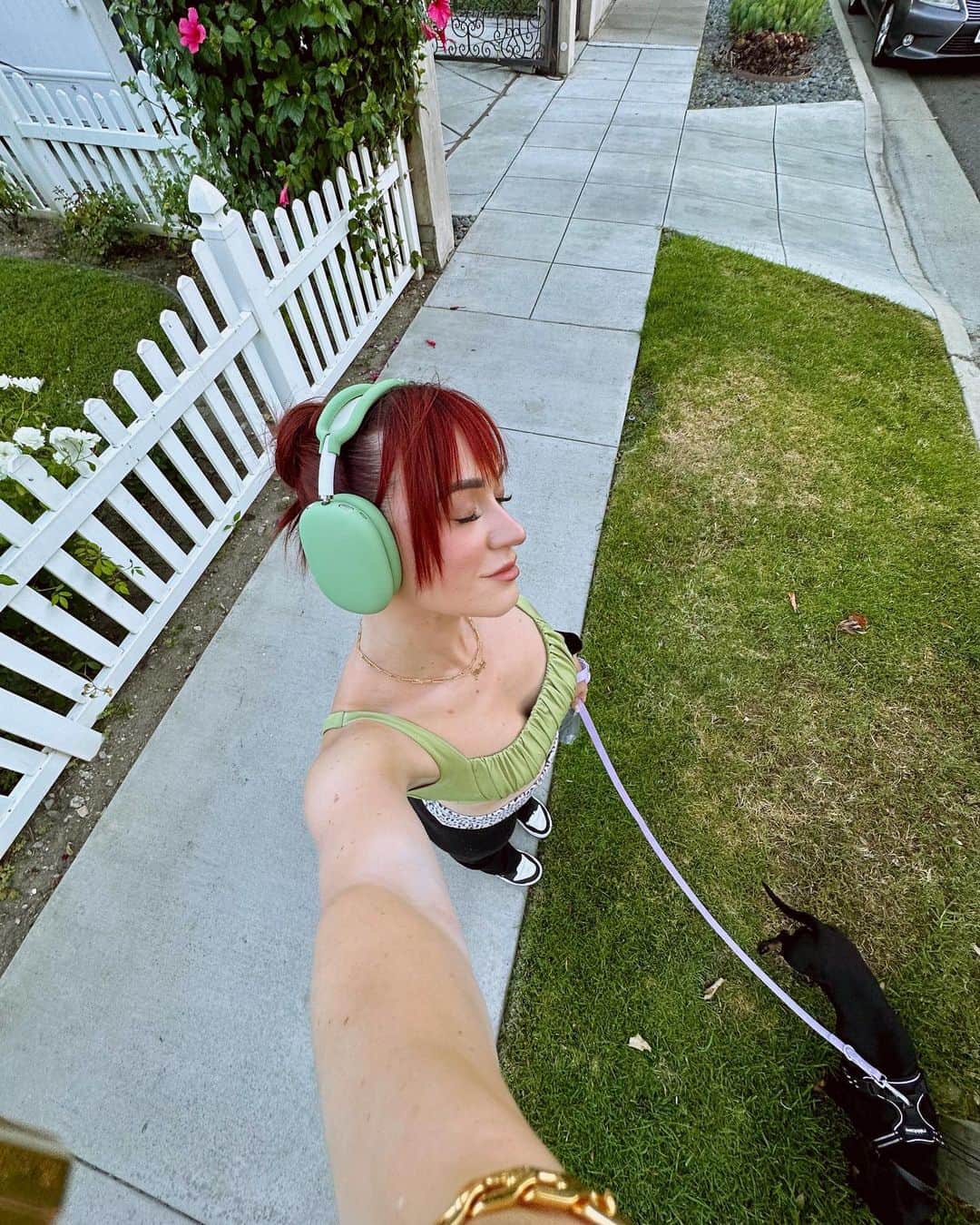 アリーシャ・マリーのインスタグラム：「walking my ween….and other things 🫶🏻  uploaded a main channel vid I know who am I lately?? been pumping out the uploads and didn’t realize how much I missed it. leave video requests and I’ll add it to the list!」