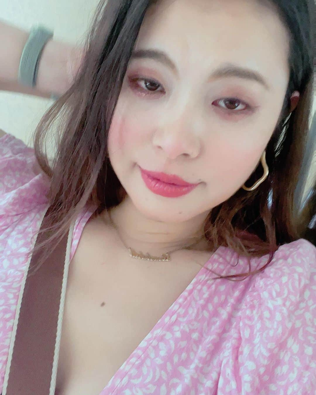 鈴木ゆまのインスタグラム：「ウサギは寂しいと風邪ひいちゃうらしい。  みんなそうだよね。  ピョンピョンピョン。  今週も頑張りましょう！  #instagram」