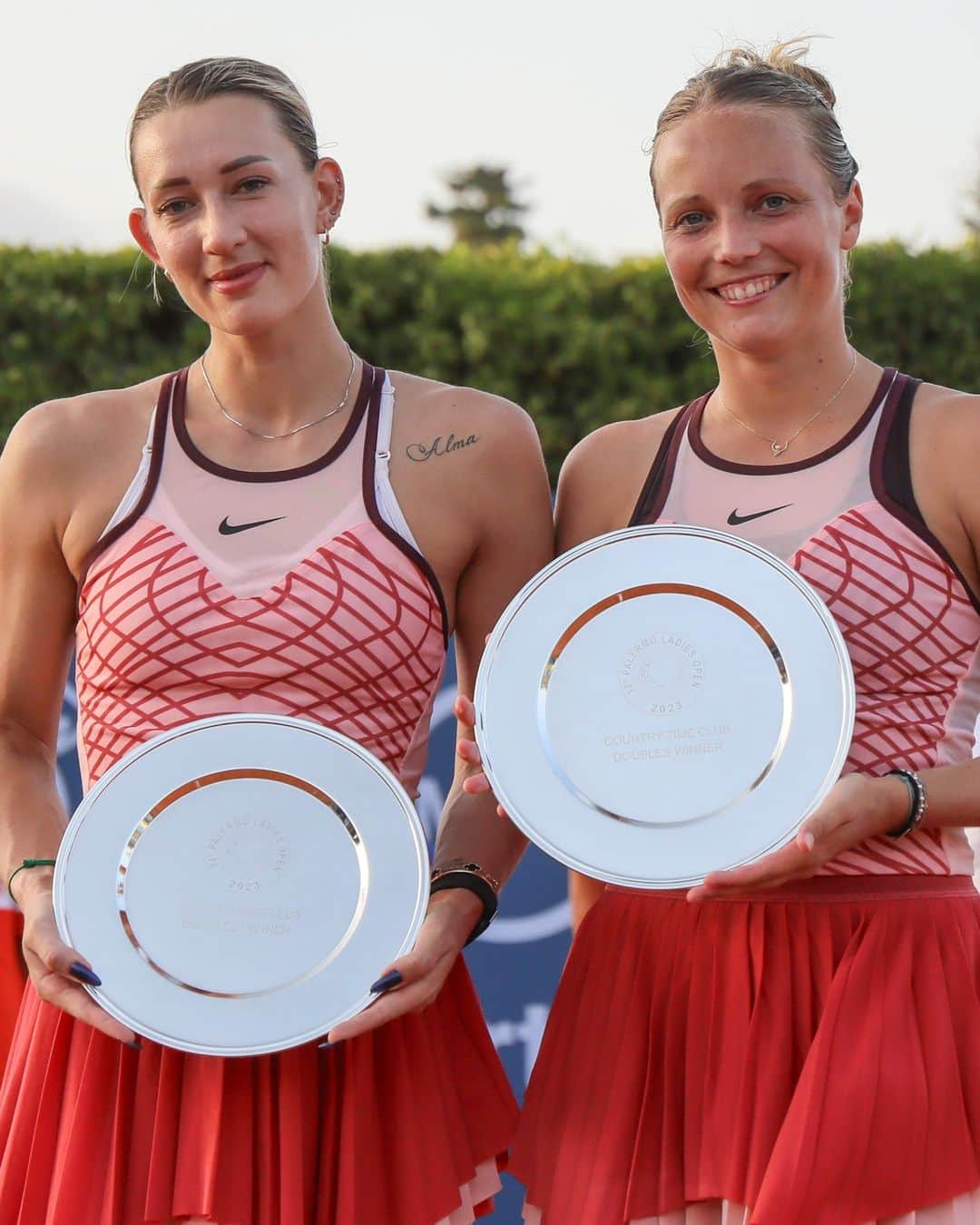 WTA（女子テニス協会）のインスタグラム：「Champions in Italy 👏  The No. 1 seeds @kimby_x and @yana_sizikova defeat Rosatello/Moratelli for the title in Palermo.   This is Zimmermann's third doubles title in a row at Palermo!   #PLO23」