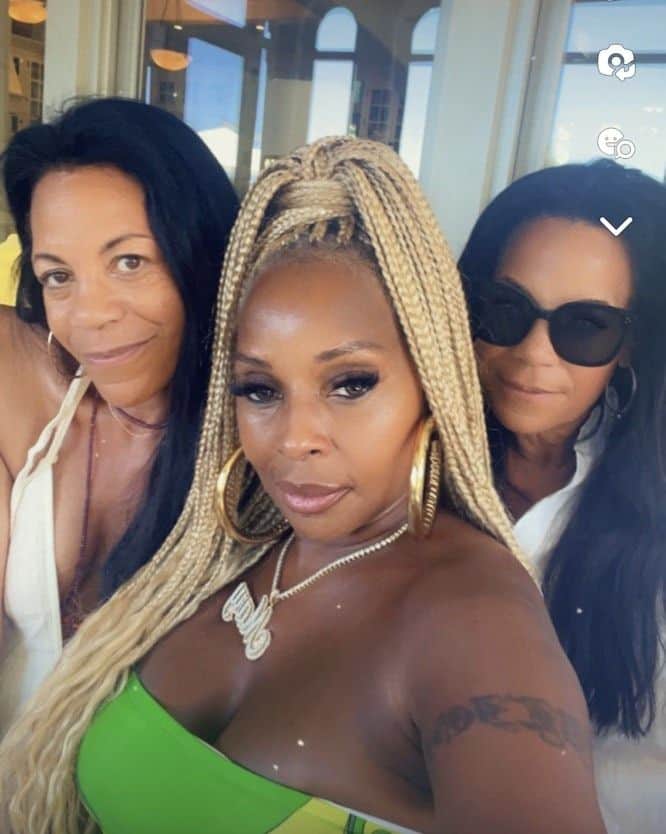 のインスタグラム：「Girls weekend continues. Yes you are seeing double.  Love my big sisters ❤️❤️❤️ @khatch1234 @karenhatch26 atcatch26」