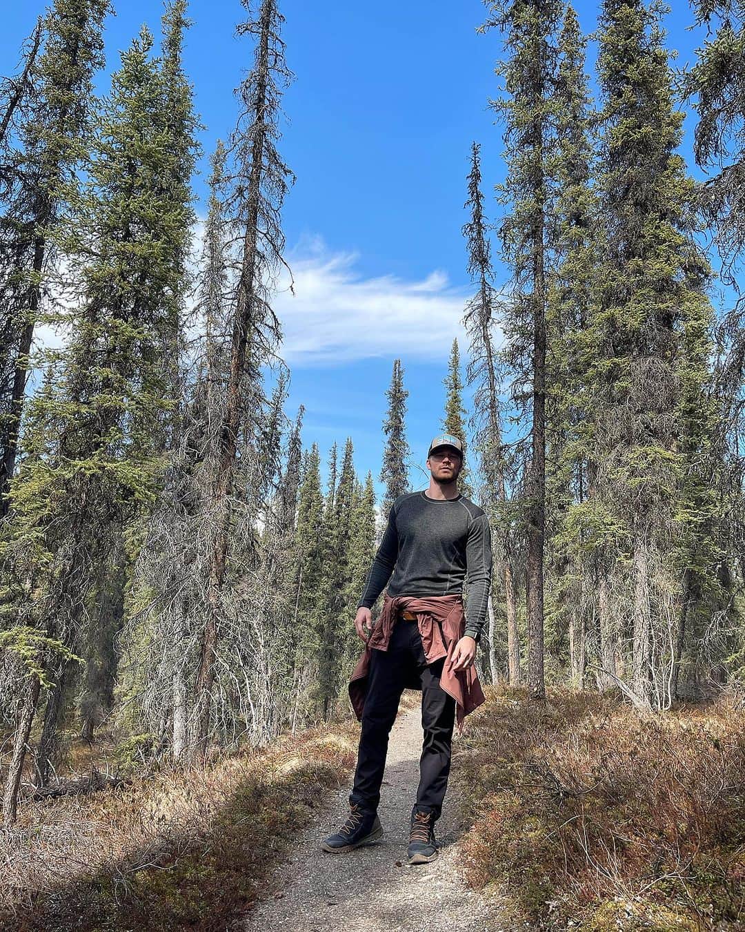 デレック・テラーのインスタグラム：「Hiking in Grizzly country 🐻  Denali did not disappoint! Amazing wilderness. Some of these marks could have been moose as well.」