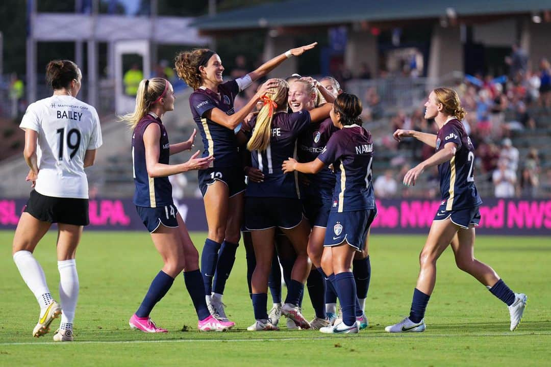 三浦成美さんのインスタグラム写真 - (三浦成美Instagram)「What a night.  It was a great time 💙  Happy to score my first goal with this team!  みんなが寄ってきて喜んでくれたのが嬉しかったな〜 もっと上へ！ #northcarolinacourage  #nwsl」7月24日 4時08分 - miura_narumi17