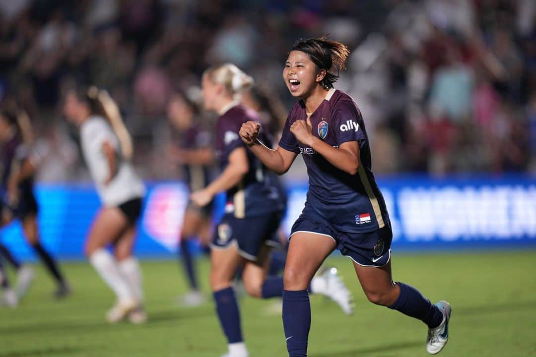 三浦成美さんのインスタグラム写真 - (三浦成美Instagram)「What a night.  It was a great time 💙  Happy to score my first goal with this team!  みんなが寄ってきて喜んでくれたのが嬉しかったな〜 もっと上へ！ #northcarolinacourage  #nwsl」7月24日 4時08分 - miura_narumi17