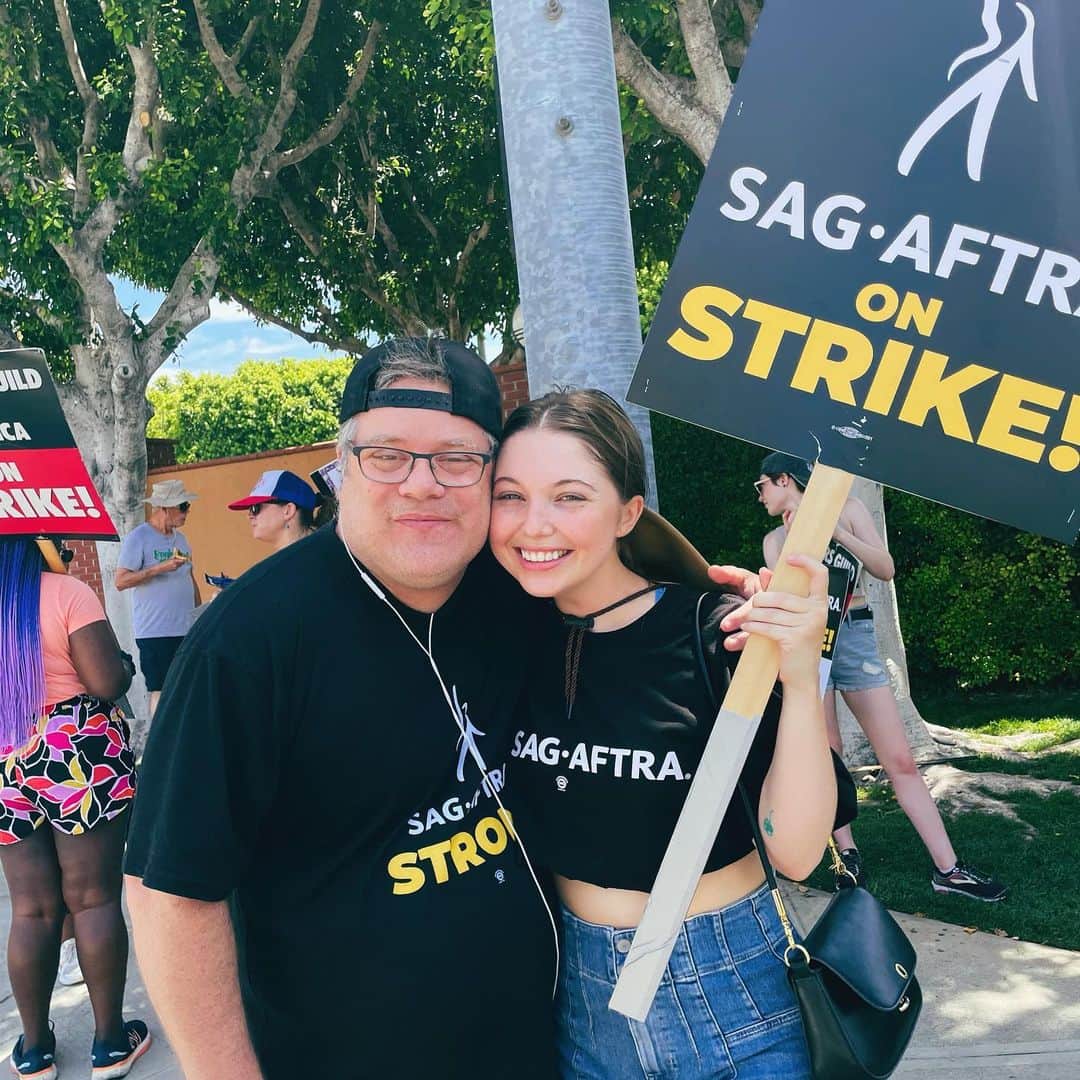 サミー・ハンラティのインスタグラム：「Week one done ✔️  I love these incredible people @sagaftra #sagaftrastrong」
