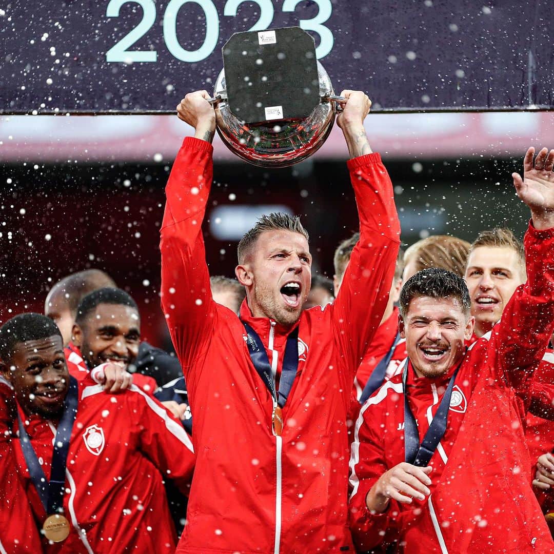 トビー・アルデルヴァイレルトさんのインスタグラム写真 - (トビー・アルデルヴァイレルトInstagram)「𝟑/𝟑 - 𝗧𝗵𝗶𝘀 𝗳𝗲𝗲𝗹𝗶𝗻𝗴 𝗻𝗲𝘃𝗲𝗿 𝗴𝗲𝘁𝘀 𝗼𝗹𝗱 🤩🏆  ✅ League  ✅ Cup  ✅ Supercup   Proud to lift another prize in front of our amazing fans ❤️! @royal_antwerp_fc #COYR」7月24日 4時33分 - tobyalderweireld