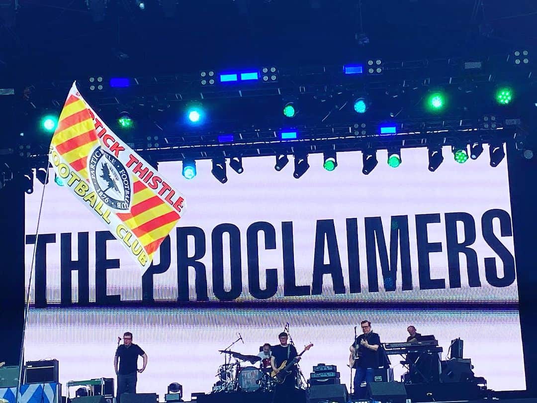 デビッド・モリシーのインスタグラム：「Just magnificent! I walked a long way to see these guys!」