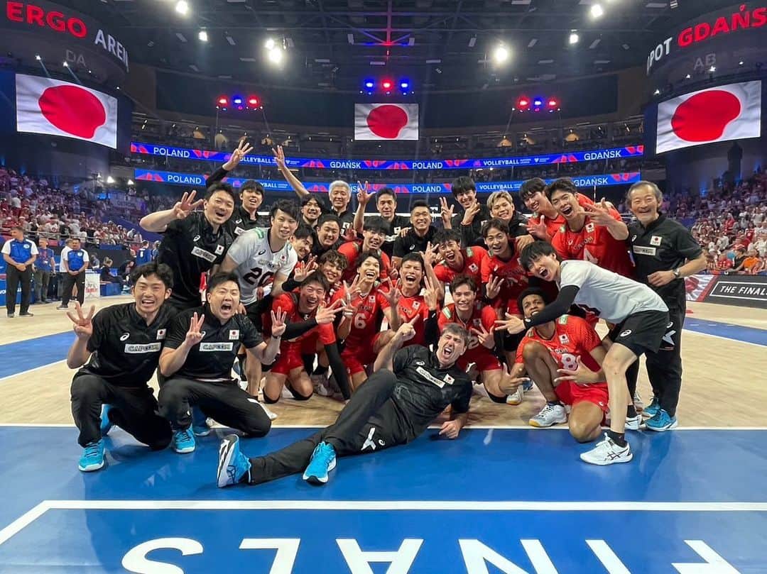 のインスタグラム：「みんな最高です❗️ ポーランドの応援も最高でした❗️ もーみんな最高だよ😭😭 #3位」