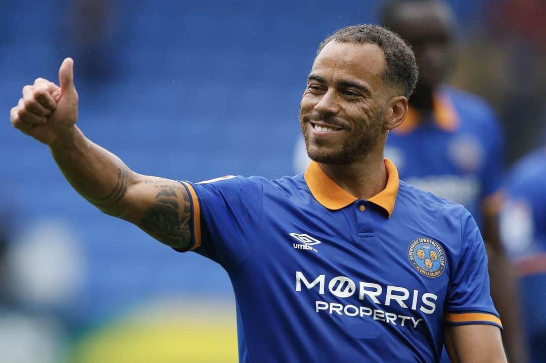 エリオット・ベネットのインスタグラム：「Cheesy grin says it all. Delighted to have resigned with @shrewsburytown looking forward to season number 18. 2 weeks to sharpen up the tools and prepare for another professional league campaign 💙🧡」