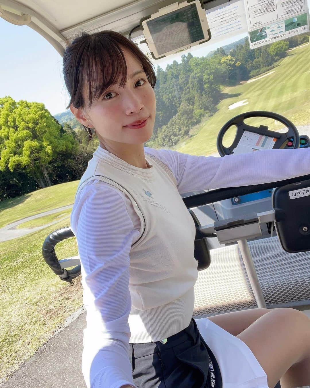 古田ちさこのインスタグラム：「おはよー🌻  真夏ゴルフしてますか ? 古田は極力早朝スタートにして本日もまわっております 🏌️‍♀️  夏ゴルフはお肌のケアが大変🌀 紫外線に加えて汗で毛穴も開くし…🥹💦☀️  肌メンテナンスは昔から 広尾の @salonvary__official です⸝⋆  🆕 アカウントが新しくなってるよ !  人気の #水玉リフティング 導入店🫧  乾燥やたるみのケアはもちろんダメージやトラブル肌に効果的めんなので今の時期はゴルフ後毎回お願いしたいくらい⛳️笑  男女問わずおすすめです🪄 男性の日焼け後ほったらかしで開いてる毛穴、、 少しのケアで良くなるんだよ💡  施術の詳細はサロンアカウント  @salonvary__official  @mens_vary  チェックしてみてね✔︎  薄毛治療もやってるよ🦉  ⋆  #salonvary#ハイパーナイフ#小顔#恵比寿エステ#ブライダルエステ#広尾#ハーブピーリング#スキンケア#最新美容#古田ちさこ#ニキビ#ニキビ跡#アンチエイジング#NMN #おすすめ美容 #おすすめエステ#薄毛治療#ニキビケア#美容 #エステ #ゴルフ #ゴルフ女子」