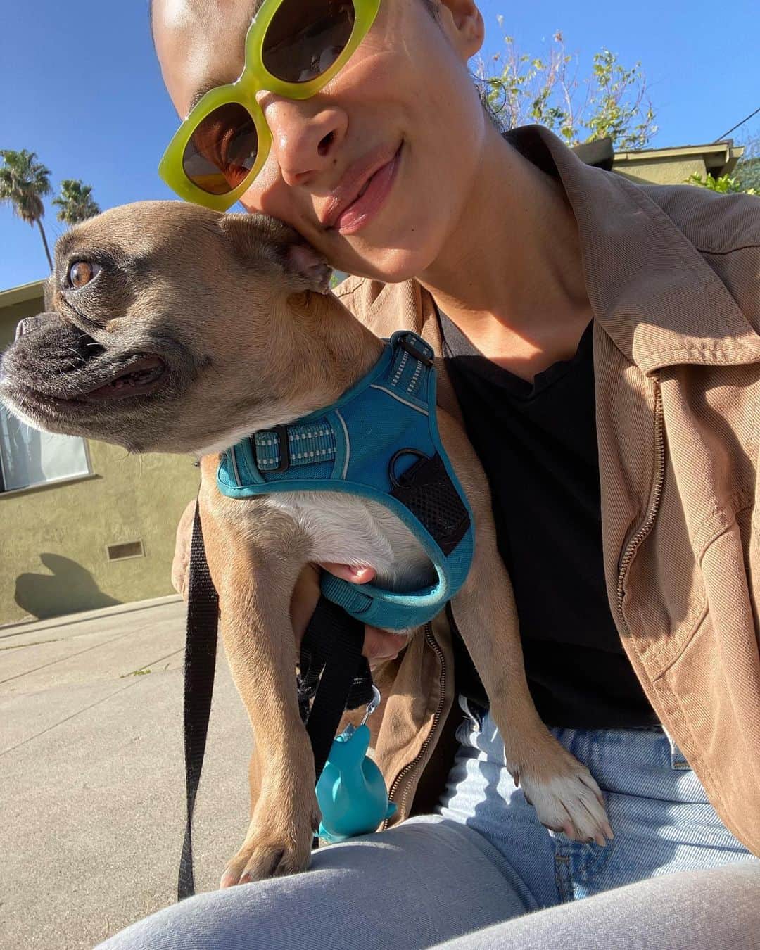のインスタグラム：「Happy 4th birthday Ollie!!!! You’ve seen some shit 🫶🏽」