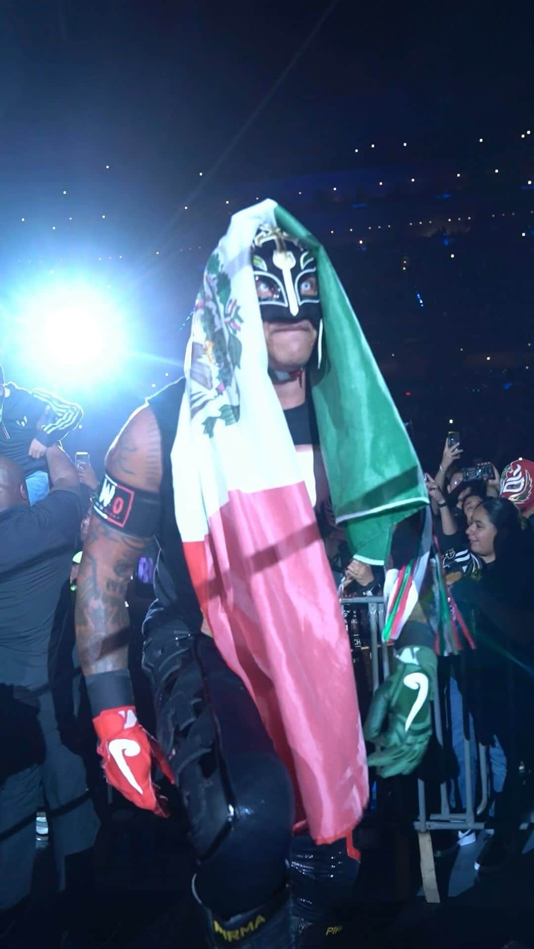レイ・ミステリオ・ジュニアのインスタグラム：「VIVA LA RAZA! #WWEMexico」