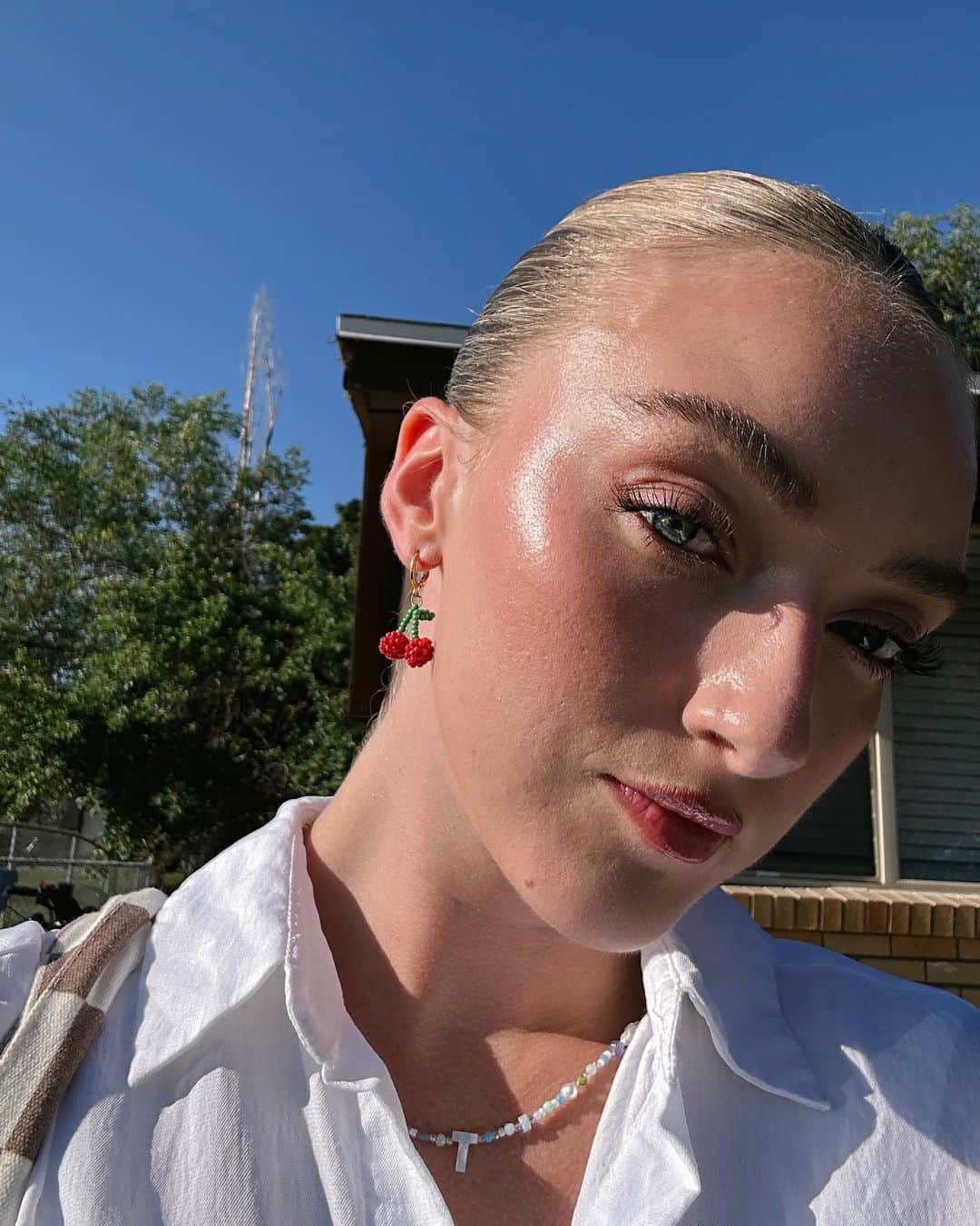 デイジー・クレメンタイン・スミスのインスタグラム：「I’m in my crafty girl era 🧵  I’ll be doing another stories sale of hand beaded earrings and custom necklaces in a week! Stay tuned and act fast because the cherry earrings sold out real quick last time   P.S. I do recommend everyone giving your old chucks new life by embroidering on them. I made them my lucky shoes」