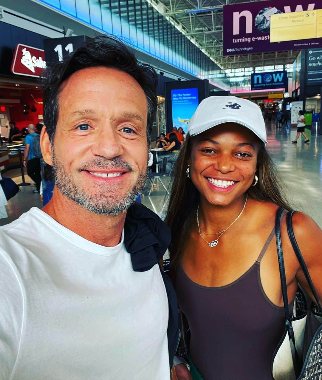 ジョシュ・ホプキンスのインスタグラム：「Ran into USA Olympic track hero @gabbythomas and she’s as nice as she is fast. That means she’s REALLY nice. #USA!」