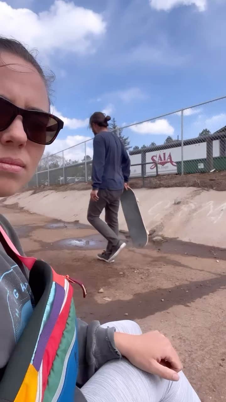 Skate Crunch (OG)のインスタグラム：「The things you do for love 😉 @skate_wives x @ryan.herron 🤣❤️‍🔥 #skatewives #skatelife #ditch #golf #videogames #supportivewife #skateeverydamnday」