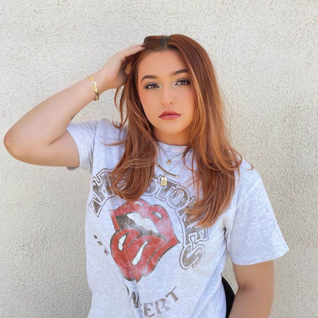 テイラー・グラブスのインスタグラム：「its been awhile but hii i’m 🍓 copper :):) thank u @hairbykysa for killing it per usual🫶🏼」