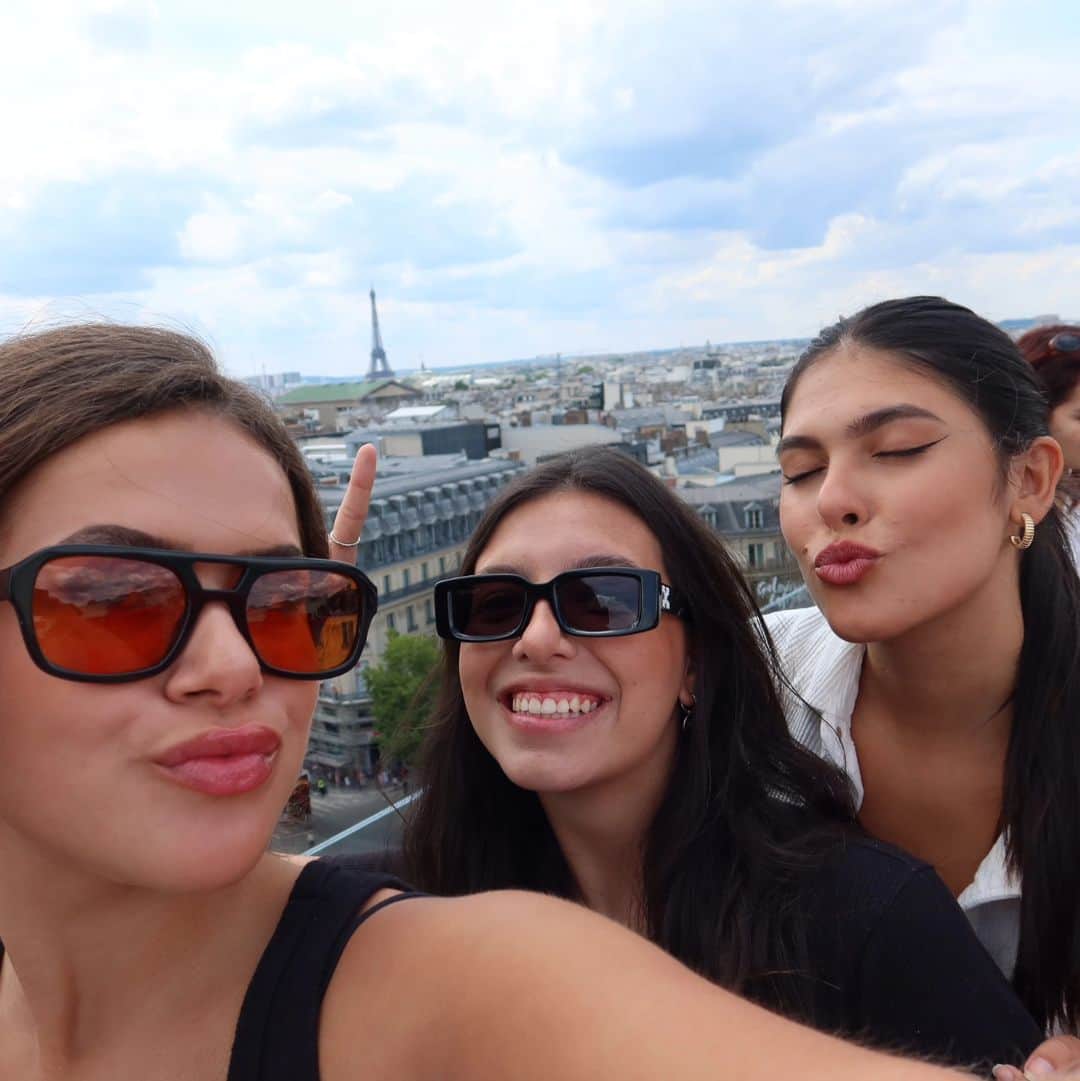 Maisa Silvaさんのインスタグラム写真 - (Maisa SilvaInstagram)「Paris com minhas sœurs 🥐 @lemeuriceparis @dorchestercollection #DCmoments」7月24日 5時12分 - maisa
