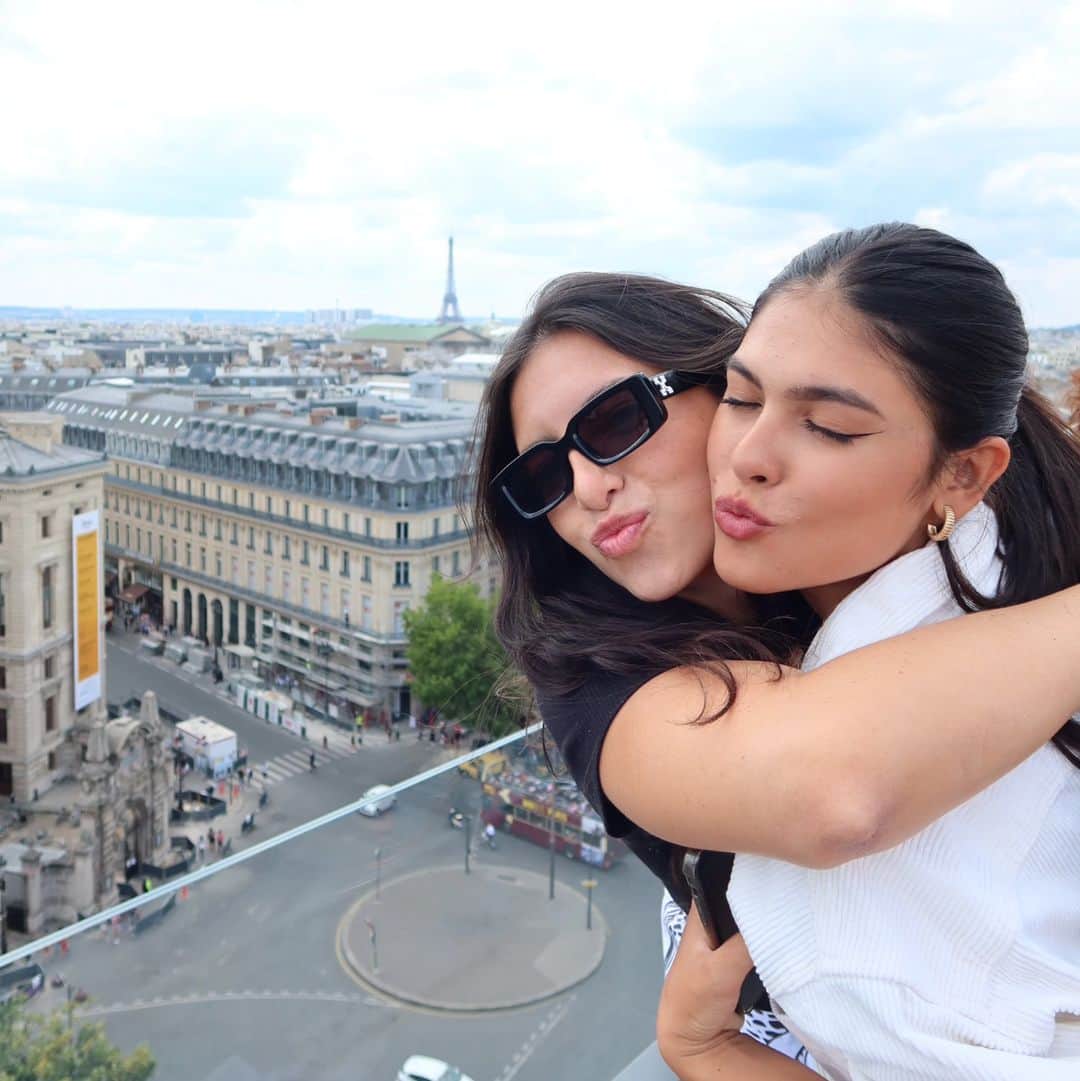 Maisa Silvaさんのインスタグラム写真 - (Maisa SilvaInstagram)「Paris com minhas sœurs 🥐 @lemeuriceparis @dorchestercollection #DCmoments」7月24日 5時12分 - maisa