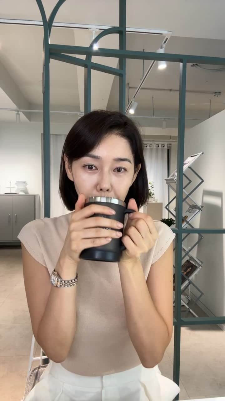 パク・タミのインスタグラム：「- 캡슐세럼 6주년 생일 이벤트를 시작합니다! (남다른 할인율로 감사 마음 표현이요~) 이 보석같은 제품 왜 홍보 안하냐는 고객님의 후기글..  폴라탐의 모든 제품이 그렇듯.. 이 세럼 역시 사용해보시면 왜 보석인지 아실거예요.  스킨 리커버리 캡슐 세럼은, 진성 수분 세럼이예요.  ▪정제수가 아닌 천연 식물 추출물 85% 함유 ▪병풀, 참나무수액, 비타민 나무 열매 추출물 함유 -피부 진정및 회복, 트러블 완화, 수분, 보습- ▪캡슐이 톡~ 터지며 나오는 오일 ▪끈적임 없이 산뜻한 발림감과 쿨링 효과 ▪유해성분들 X  피부에 자극 없는 세럼을 찾는 분! 또 가볍지만 수분보습의 만족을 기다리시는 분!  이 할인 이벤트는 놓치지 않으셨음 좋겠어요~ ^^」