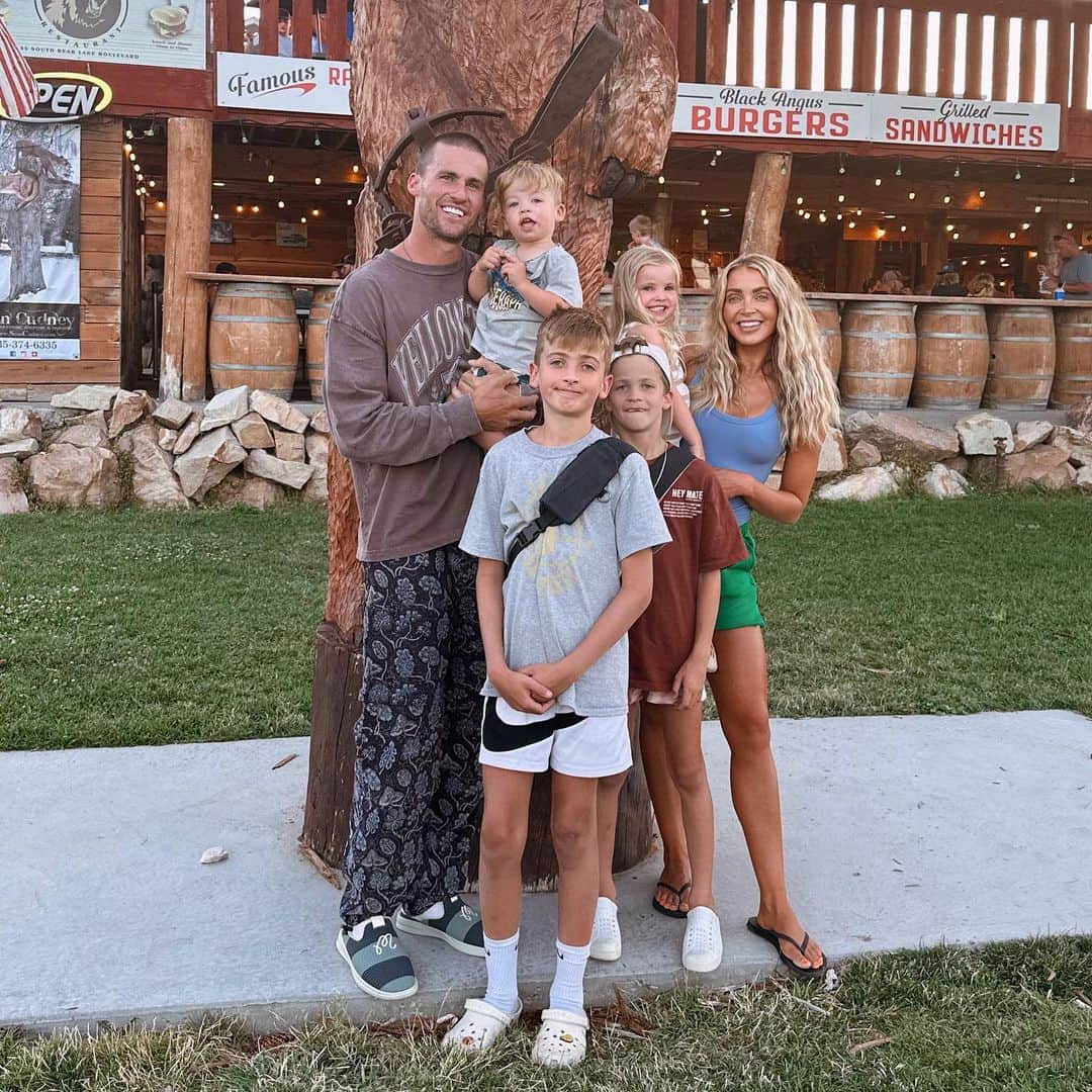 Cara Van Brocklinのインスタグラム：「33 and feeling the love 🫶🏻」