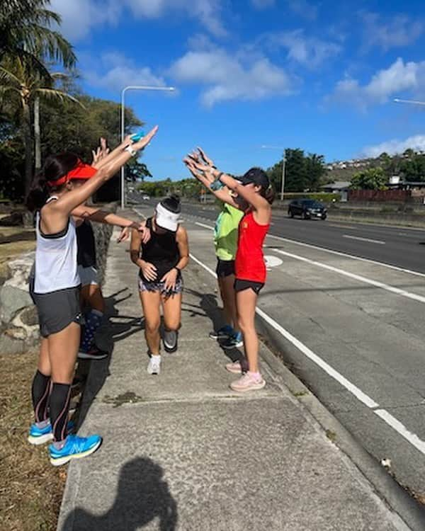 飯島寛子のインスタグラム：「My running buddies are training for the Chicago Marathon, 20 miles, and I'm not, so 14 miles is fine. Mahalo Pic by @yukiyaoba15  #hawaiilife #runner」