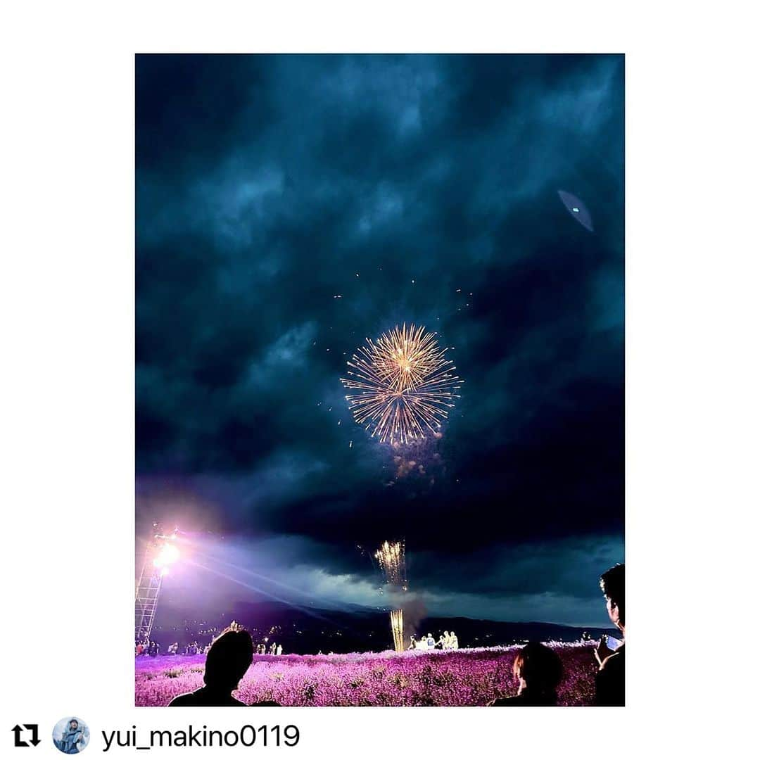 柏木作夢さんのインスタグラム写真 - (柏木作夢Instagram)「【ラベンダーフェスタ2023】  7/16 北海道の上富良野で開催されたれたラベンダーフェスタ2023にて牧野由依さんのステージ衣装をスタイリングさせて頂きました👗🪻  雨、やんでよかった🤣👏  牧野さん、いつもありがとう✨🤝  #Repost @yui_makino0119 with @use.repost ・・・ 🪻🪻🪻 ラベンダー畑のど真ん中にステージ 🪻🪻🪻  🎆🐖🔔  着心地が最高に良くて動きが綺麗なドレス👗 フィッティングの時に「水に濡れたら絶対ダメな感じのとても良い生地だーー！！」なんて喜んでたら 本番直前の雨☔️（笑） 色んな意味で止んでくれて 本当によかった🤣  #サムズポイント #牧野由依 san #アミューズ #北海道 #ラベンダーフェスタ #上富良野 #ラベンダー#ラベンダー畑  #live#イベント #スタイリスト #SAMUKASHIWAGI #柏木作夢」7月24日 6時14分 - samukashiwagi