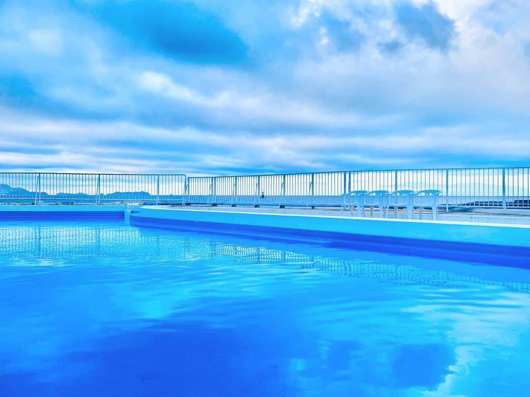 祥吉さんのインスタグラム写真 - (祥吉Instagram)「朝のプール 雲が多い朝のおかげで少し涼しく感じますが 日中は強い日差しが照りつける予報です 今日も熱中症に気を付けながら楽しんでください  #朝 #プール #瀬戸内海 #海 #空」7月24日 6時16分 - akoshokichi