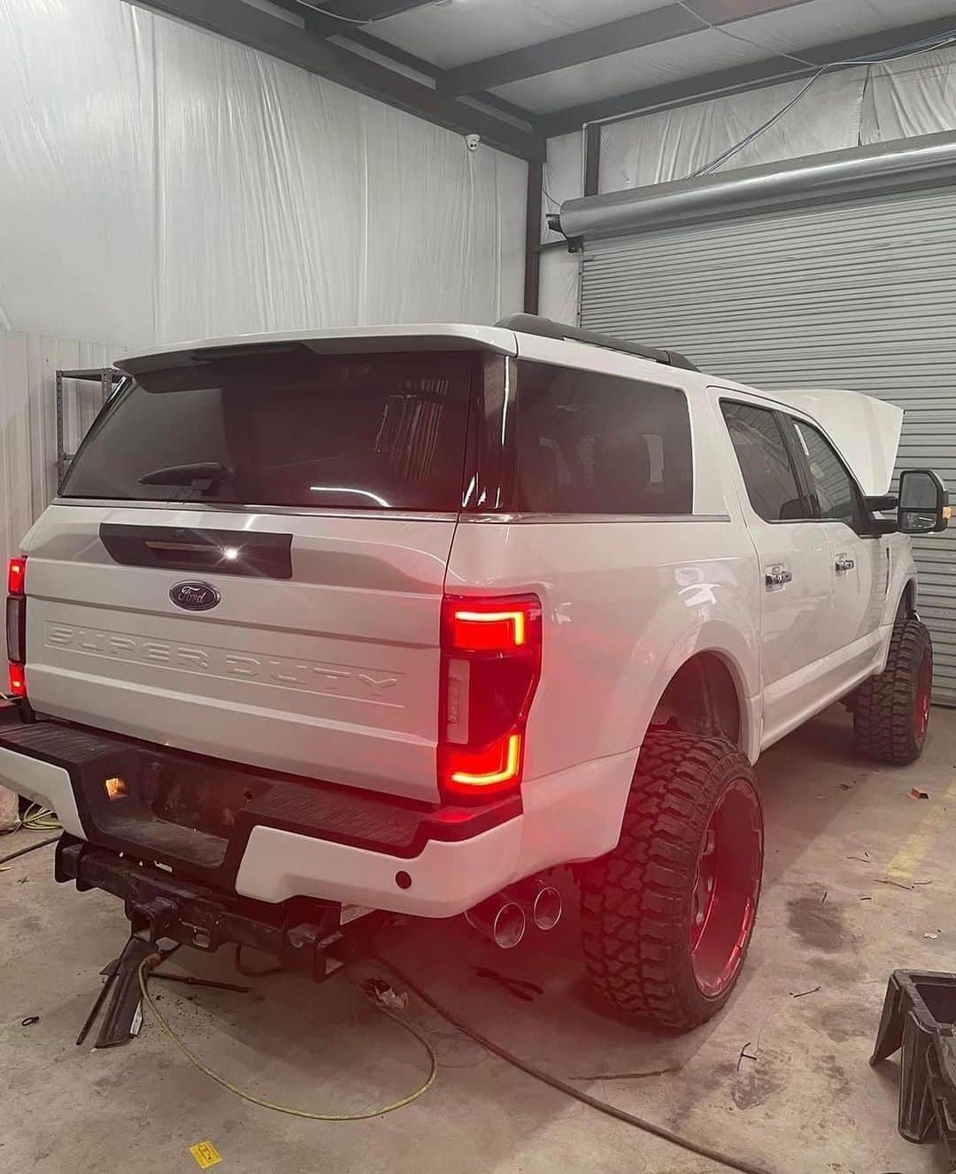 Truck Hubさんのインスタグラム写真 - (Truck HubInstagram)「What would you give for to see Ford make the Excursion again? 😎 @lasilverbullet6.2 @the_xcalibur」7月24日 6時23分 - truck_hub