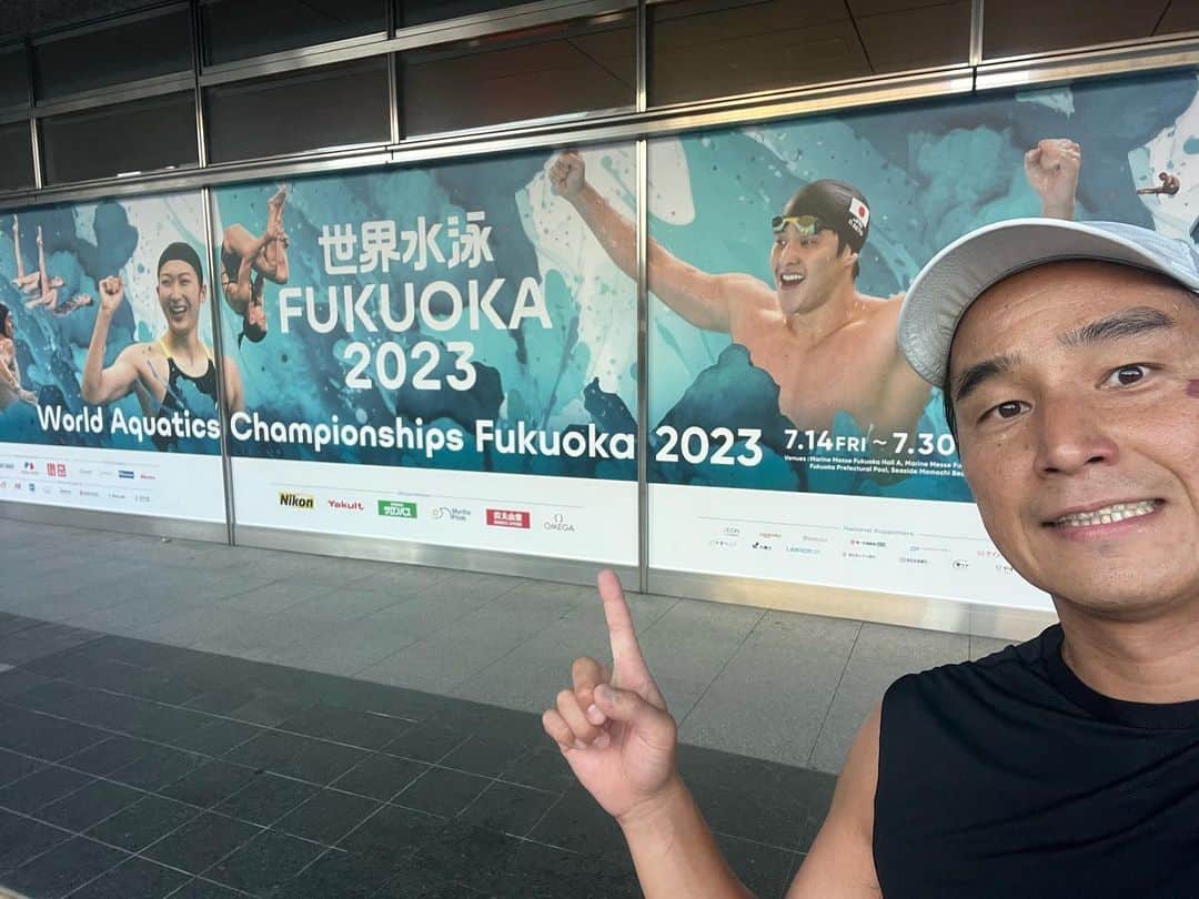 松田丈志のインスタグラム：「選手達が頑張ってるから俺も気合い入れて朝ラン🙆‍♂️ 博多駅でも世界水泳盛り上げてくれてます！ @daiya_seto  メダルおめでとう、ありがとう👍 #世界水泳福岡  #トビウオジャパン まだまだこれから🇯🇵 2日目も頑張ろう👍」