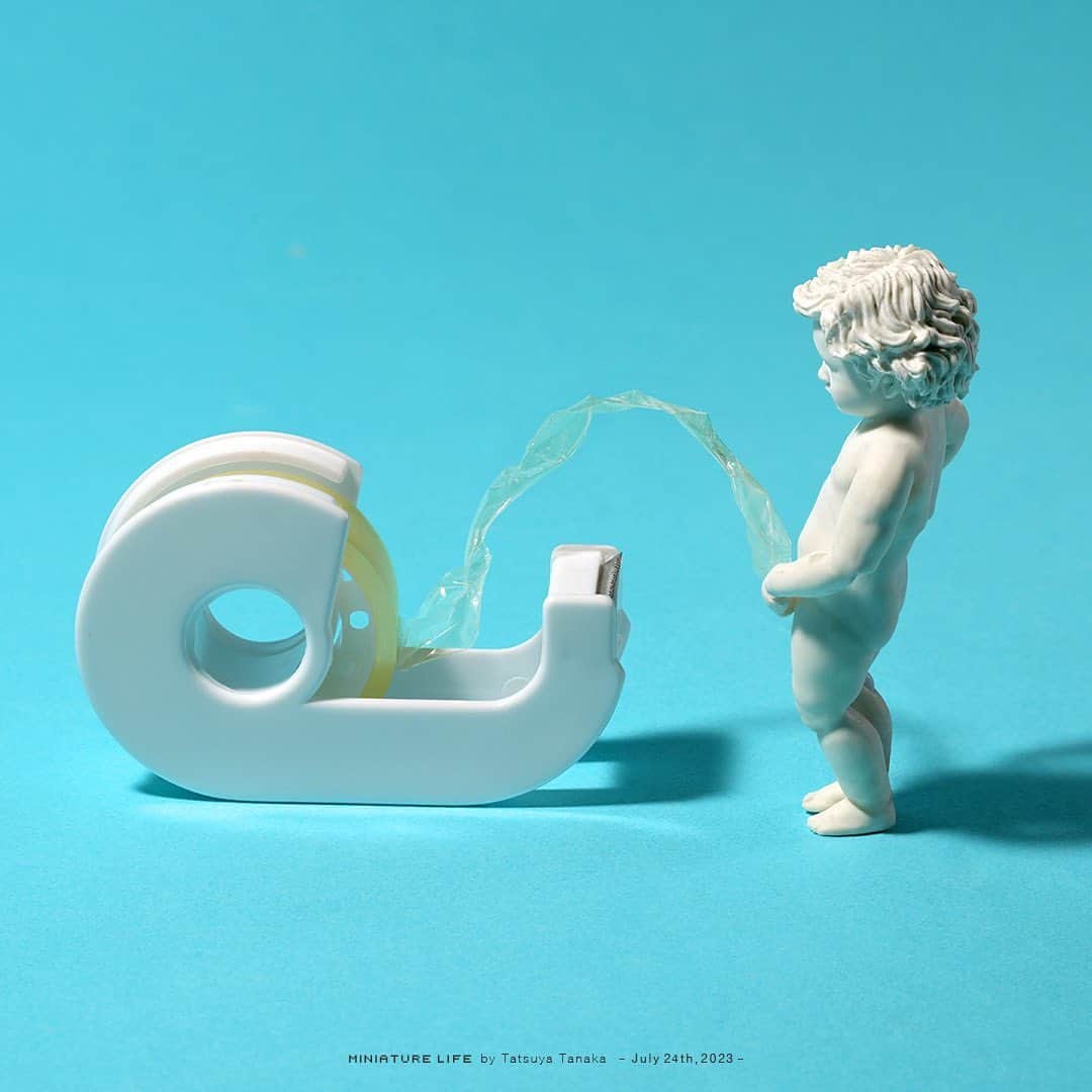田中達也のインスタグラム：「⠀ “Manneken Pis” ⠀ おしっこの切れが悪い ⠀ ─────────────────── 《EXHIBITION info》 ⠀ 【MINIATURE LIFE展 in 福岡・大野城】 MINIATURE LIFE EXHIBITION in Fukuoka Jul. 22, 2023 - Sep. 3, 2023 ⠀ 【MINIATURE LIFE展2 in 沖縄】 MINIATURE LIFE EXHIBITION 2 in Okinawa Jul. 12, 2023 - Sep. 3, 2023 ⠀ 【ミニチュアの視点で見る日本－田中 達也】展 Japan from miniatures - Tatsuya Tanaka at Japan House São Paulo until : Oct. 8, 2023 ⠀ 【ミニチュアライフ 神戸エアポート】 MINIATURE LIFE × KOBE AIRPORT ⠀」