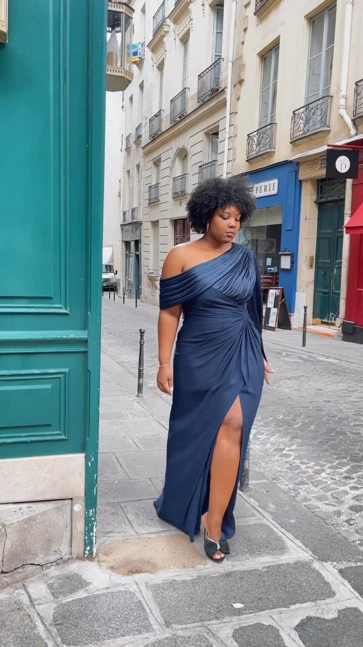 タダシショージのインスタグラム：「Keeping head, heels, and standards high with @camille_j_t  #plussizefashionmodel #fashionforall #streetstyle #curvywear #dressoftheday」