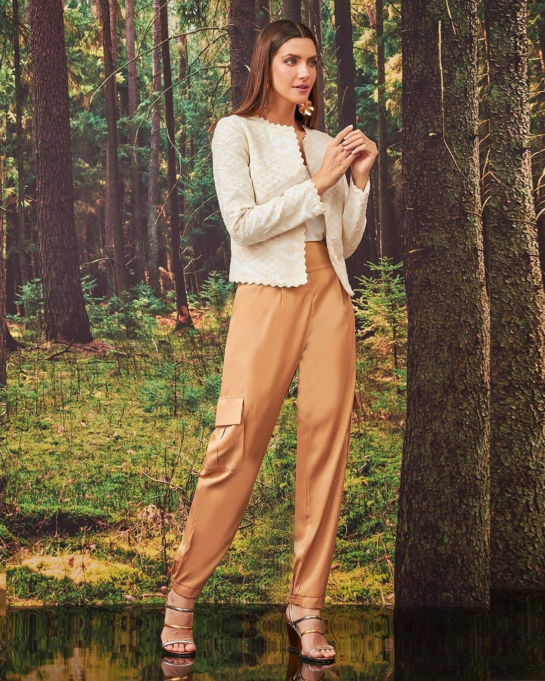 DECÊNCIAのインスタグラム：「Para quem não consegue tirar a jaqueta de hoje mais cedo da cabeça, viemos para mexer com um pouquinho mais com você: a sua versão off white também é inesquecível.   Perfeita para quem prefere neutros.   #jaqueta #roupasonline」