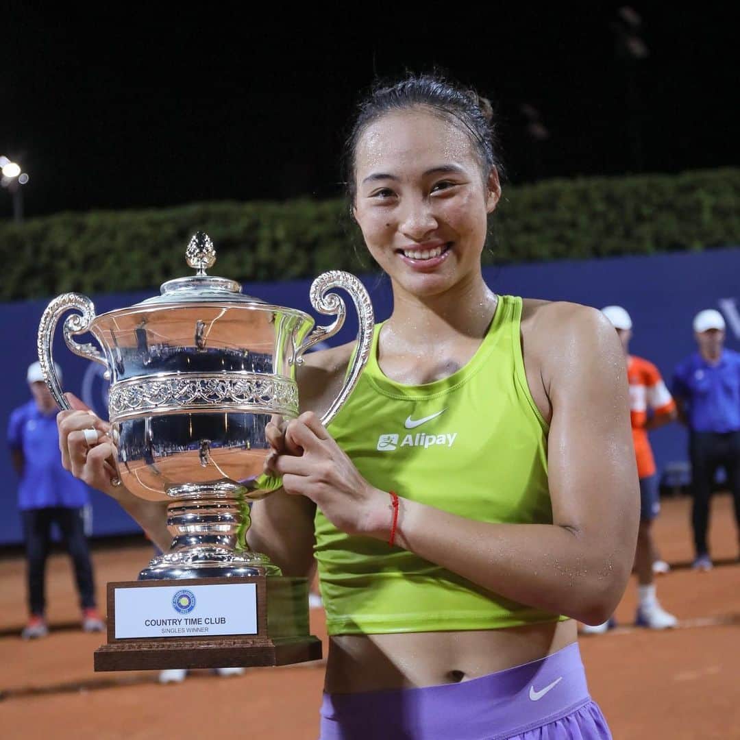 WTA（女子テニス協会）のインスタグラム：「🔥 First WTA Career Title 🔥  Quinwen Zheng defeats Paolini 6-4, 1-6, 6-1 in Palermo for her first WTA title. 🏆  #PLO23 | @zhengqinwen_tennis」