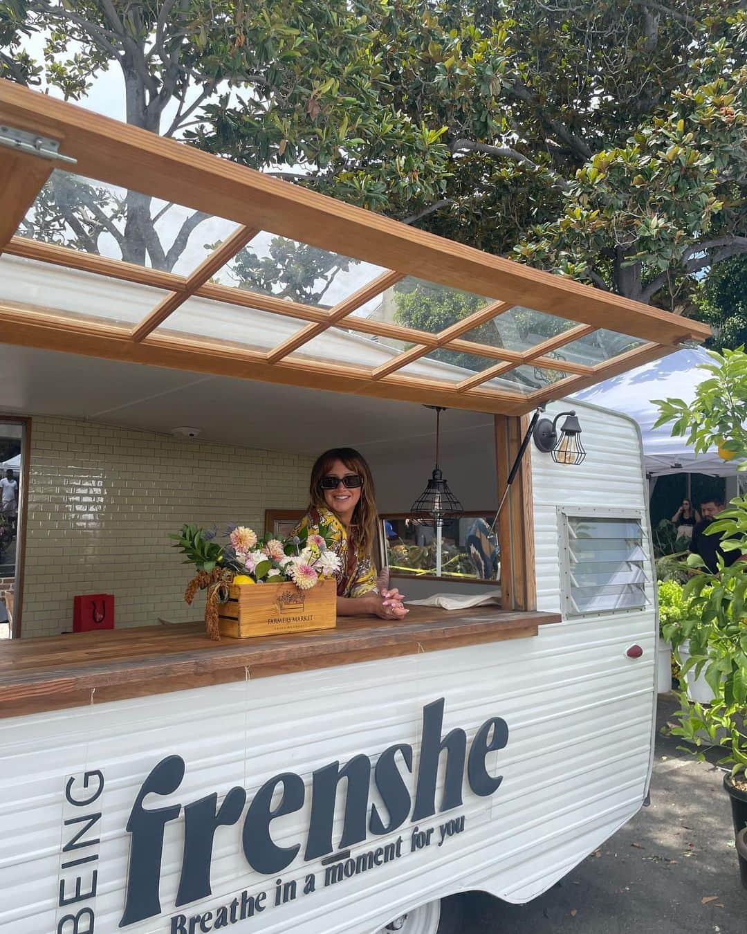 アシュレイ・ティスデイルのインスタグラム：「Thank you all so much for coming to the @beingfrenshe pop-up truck and saying hi today. I loved meeting all of you and am so grateful for this community. Can’t wait to share what we have planned next 🥰」