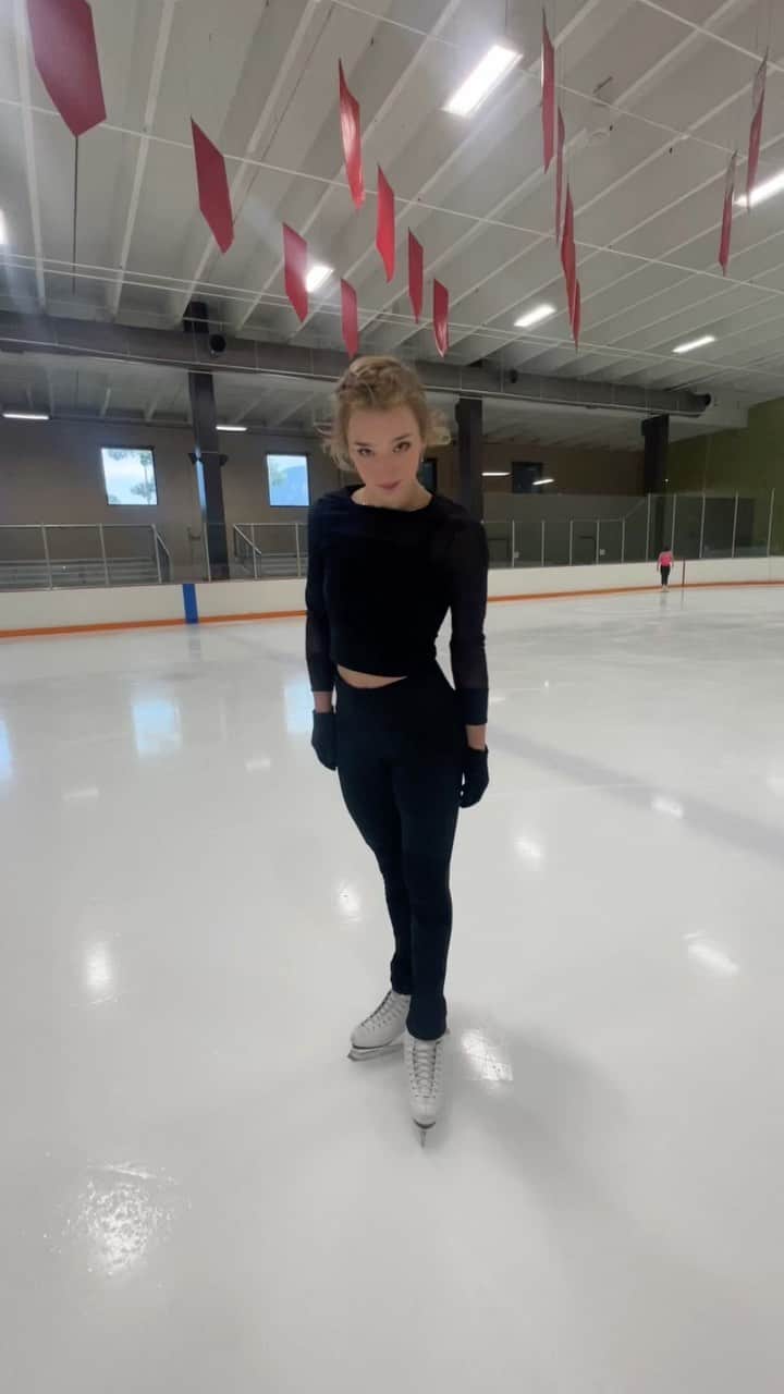 アンバー・グレンのインスタグラム：「VC @audreyshin.skater #figureskating #Iceskating #lanadelrey #iceskater #figureskater #yurionice」