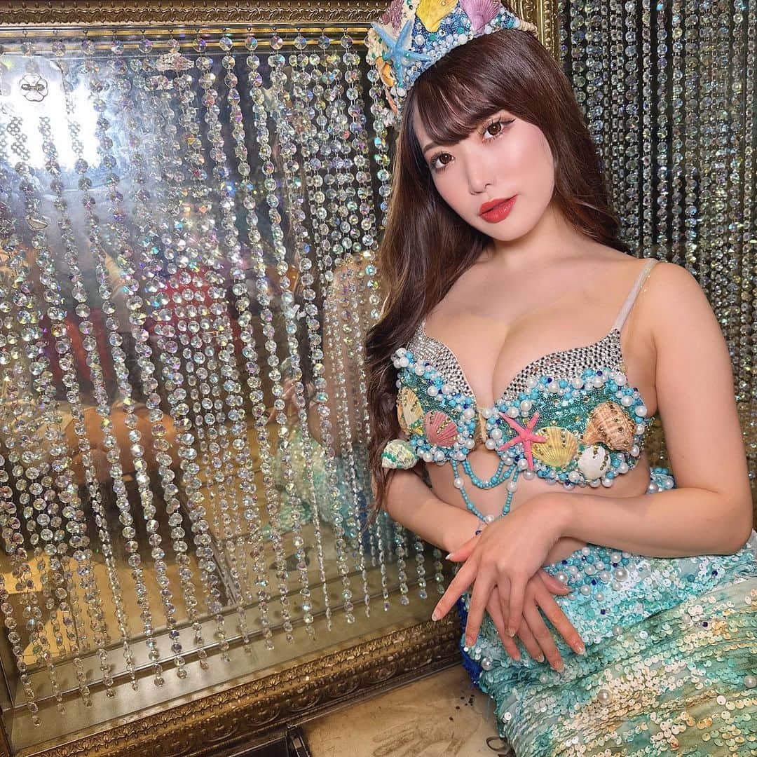 RENAのインスタグラム：「人生で一度は 人魚🧜‍♀️になりたいよね？？  なれちゃった🥹🩵💎🥹🩵💎  #杉原杏璃　さんゲスト出演の日に オープニングショー出させて 頂きました🧜‍♀️✨🧜‍♀️✨ ・ #バーレスク東京　#burlesquetokyo #burlesque  #エンタメ活動を止めない #誰かの夢になって生きていく  #バーレスク東京のマシュマロ」