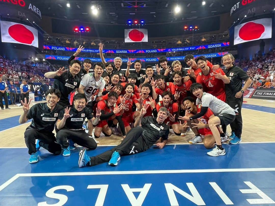 大塚達宣のインスタグラム：「VNL2023 final🇵🇱 3rd place🥉  約2ヶ月の長い戦いをチームみんなの力で3位で終えることができました！ ここにいるメンバーだけでなく、みんなで掴んだものだと思います‼️ 次に向けて頑張ります💪  たくさんの応援ありがとうございました‼️  #龍神NIPPON #VNL2023」