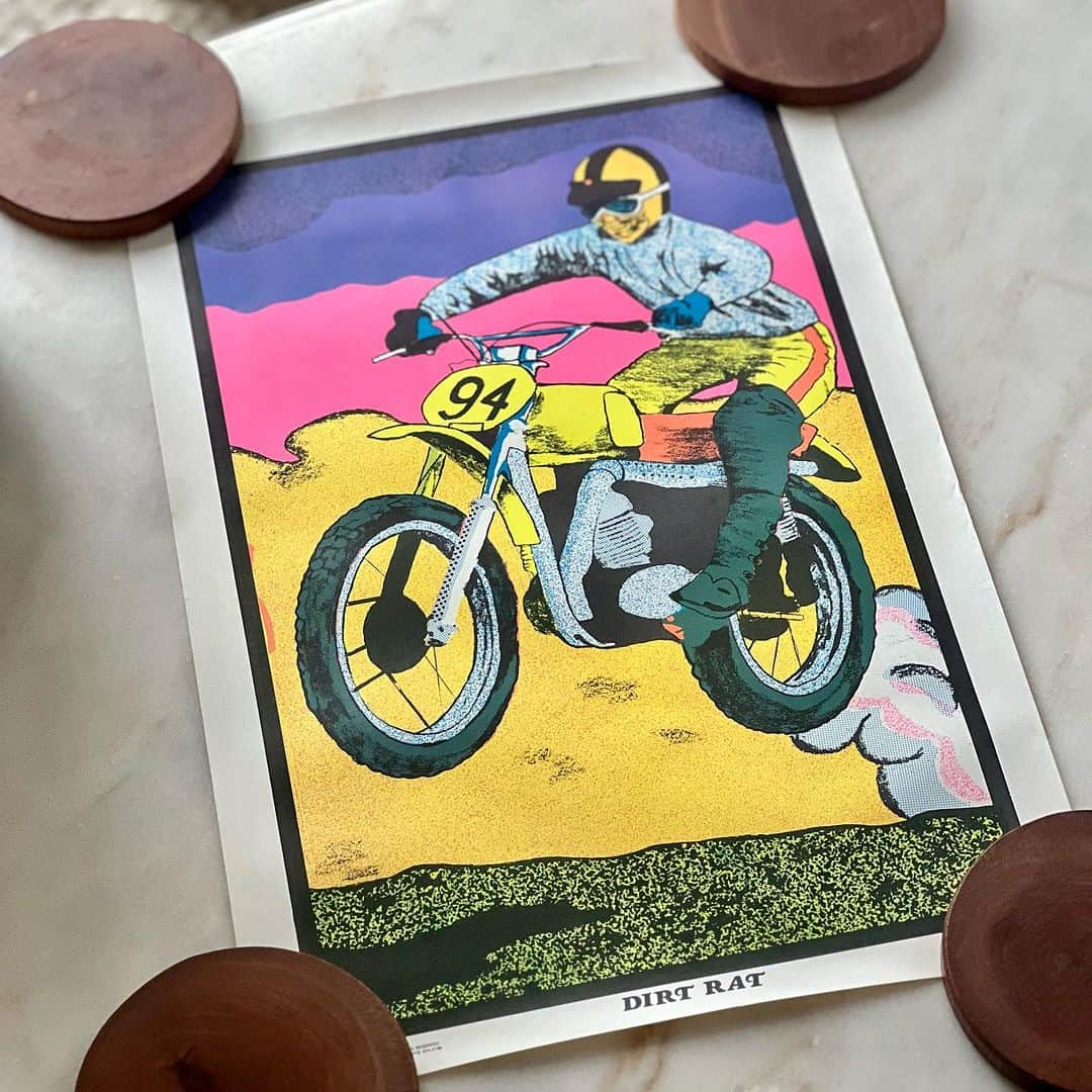 のインスタグラム：「@courtneyroczen got a vintage poster for griff’s new room 😃🤘🏽  #holzbeinkiel」