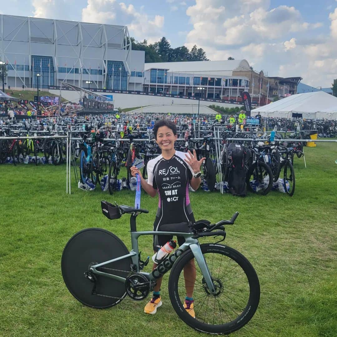 上田藍さんのインスタグラム写真 - (上田藍Instagram)「. 🍀🍀🍀🍀🍀🍀🍀🍀🍀🍀🍀 IRONMAN LAKE PLACID.☀️ 5th place. Thank you for your support.🤗💓 #IRONMAN #lakeplacid🇺🇸 🍀🍀🍀🍀🍀🍀🍀🍀🍀🍀🍀  皆さん、応援をありがとうございました。 本日、アメリカで開催された【アイアンマン・レイクプラシッド】に参戦し、5位でフィニッシュをしました。  スイムを2位集団の好位置で終えて、バイクで途中から1位で走り進めていましたが、後半から失速し、最後のランで少し追い上げての5位となりました🍀  悔しさもありますが、攻めのレースをしての結果なので、しっかりと受け止めて、また次のレースに向けて仕上げていきたいと思います💪✨  応援メッセージや、レース会場で直接の声援を下さった皆様、ありがとうございました🤗💓とても力になりました🌟  次に出場するレースはフィンランドで開催される【アイアンマン70.3チャンピオンシップ(8/26)】となります🇫🇮  レース1戦1戦で得る経験と収穫を生かして、レベルアップできるように引き続き、強化に励んでいきます🌱✨  まずは取り急ぎの報告とさせていただきます✨😌✨ありがとうございました🥰  #アイアンマン #チャレンジあるのみ #応援をありがとうございました❤️ #良い経験が積めました💪 #トライアスロン #上田藍 #感謝🌿」7月24日 7時16分 - ai_love_tri