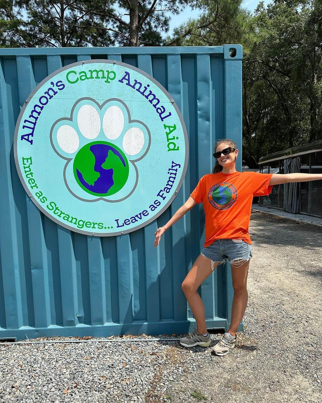 テイラー・ヒルのインスタグラム：「I had the most special and unforgettable experience in Georgia volunteering with @animalaidusa at their base camp. Their mission is to empower people to make changes in the lives of shelter animals through education, awareness & resources. For the past 11 years, they have relocated 250 animals on average monthly from kill-shelters to loving homes via caravans. It was an honor to be a small part of this month’s rescue mission. I of course made sure to introduce myself to every single sweet doggo before they were sent to find their forever homes. I am so excited to share even more with you about this incredible 100% volunteer organization! 🐾🤍」