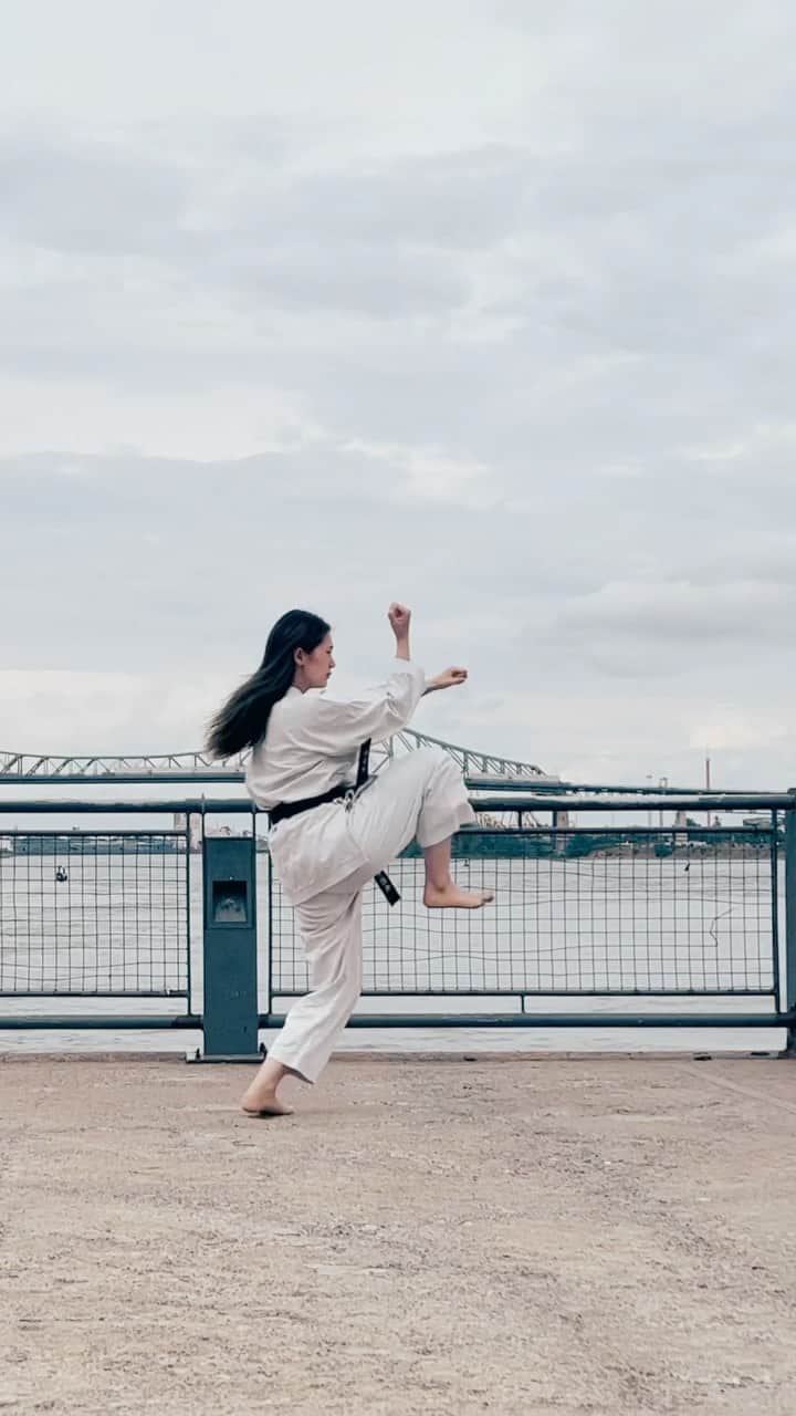 山口睦貴のインスタグラム：「観空大オリジナル🥋  #japanesegirl #japanesekarate #karate #karategirl #canada #montreal #空手家 #空手girl #空手ガール # #空手稽古 #空手女子 #蹴り #前蹴り #観空大 #kick #日本空手協会 #action #アクション」