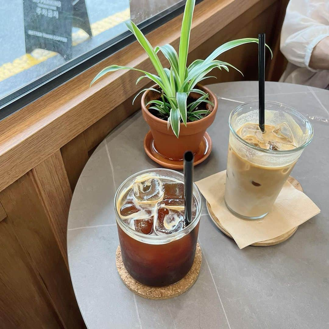 西脇梨紗さんのインスタグラム写真 - (西脇梨紗Instagram)「. 新沙洞でふらっと入ったカフェ☕️ なので名前がわかりません…🥲  #新沙洞 #新沙洞カフェ #신사동 #cafe #coffe #カフェ #カフェ巡り #여행 #카페투어　#카페 #카페스타그램 #트립」7月24日 7時25分 - risa_nishiwaki