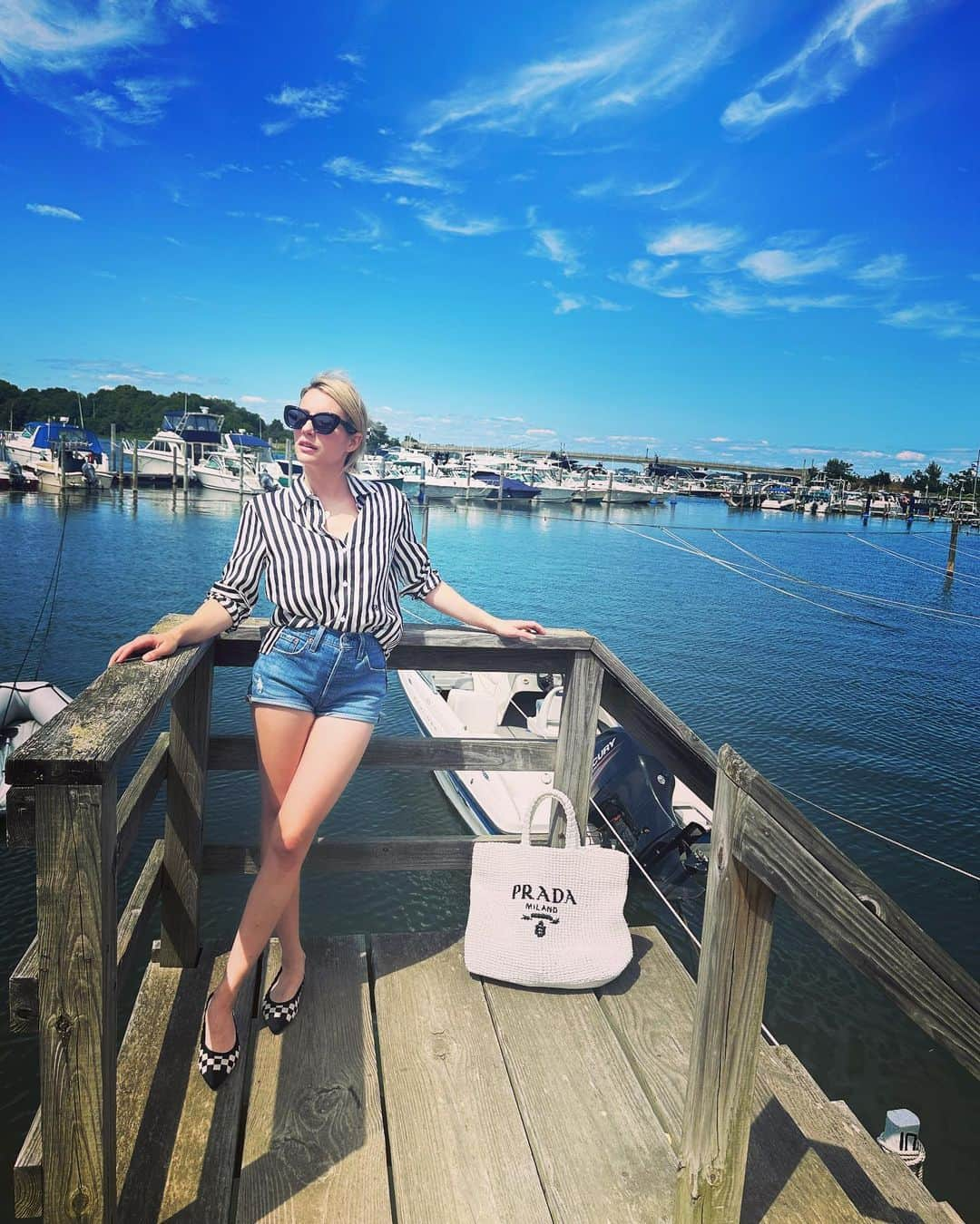 エマ・ロバーツのインスタグラム：「postcards from the edge 🎣 🌊」