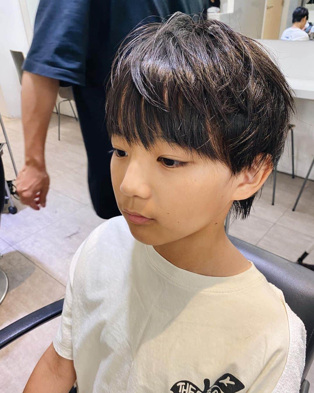 のインスタグラム：「♡ もう1人の息子も☺️ こちらは意地でも 前髪ありを譲らない もっと後ろは長めがいいを 却下 私も息子の納得いくように カットしてくださいました😄 @minetahiroki  ありがとうございます😊  #中学生#中学生男子#中学生髪型 #双子」