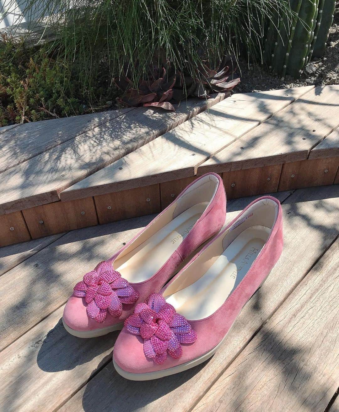 葵さんのインスタグラム写真 - (葵Instagram)「先日は銀座ブラリ🎶 そこで新しい靴をGet!!!! @hillsavenue_official   店内はspring summerの可愛くて高級感のある靴がたくさんあったよ！！ 夏らしくサンダルにしようか迷ったけど、可愛いピンクに一目惚れ😍  ヒールがしっかりとしていて、とても歩きやすいです。お花模様が可愛くて、 足に注目まちがいないよね🎶  9月からは秋冬も始まるみたいだからまたぜひ行ってみたいな〜⭐︎  #ヒルズアベニュー#銀座#可愛い靴 #おすすめ靴#高級な靴#サンダル#夏靴 #靴コーデ#ワンピースコーデ#パンプス #ピンクの靴#秋靴#銀ぶら#靴屋さん #シンプルコーデ#OLコーデ#ママコーデ」7月24日 7時54分 - dolphin_coconut